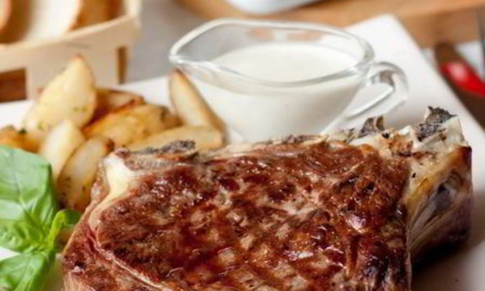 Рецепт стейка из говядины со сливочным соусом из голубого сыра