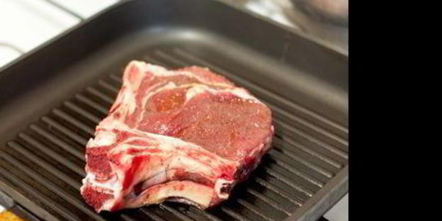 стейк из говядины со сливочным соусом из голубого сыра