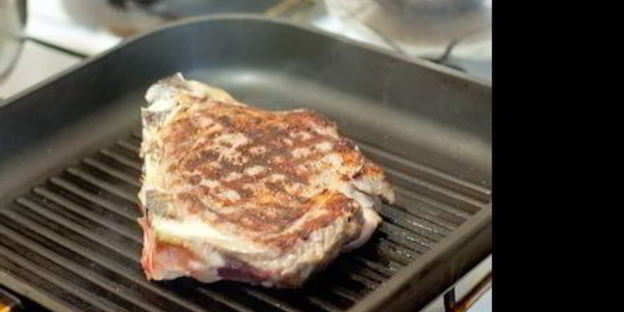 стейк из говядины со сливочным соусом из голубого сыра