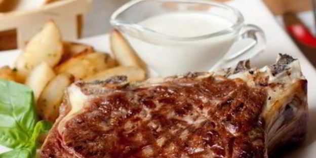стейк из говядины со сливочным соусом из голубого сыра
