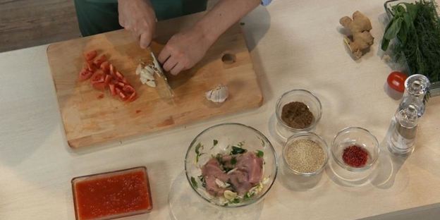 стейк из индейки с чечевицей и томатным соусом