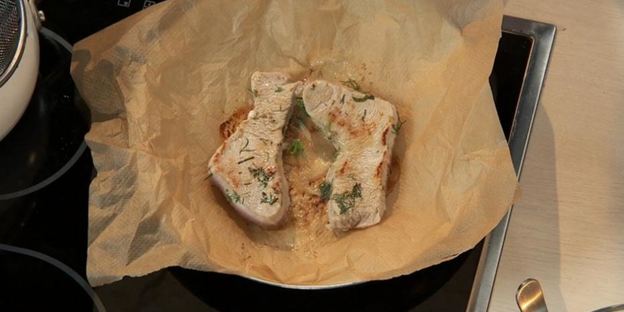 стейк из индейки с чечевицей и томатным соусом