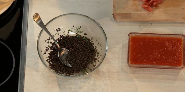 стейк из индейки с чечевицей и томатным соусом