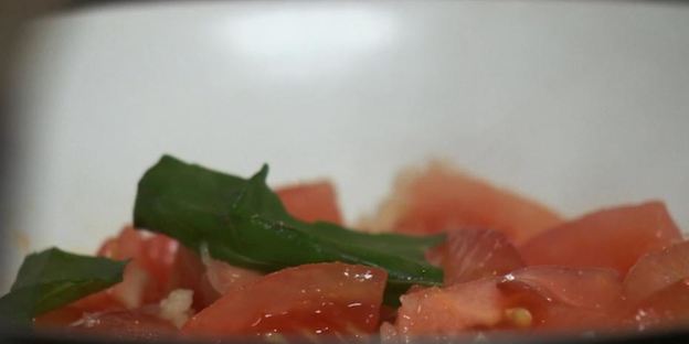 стейк из индейки с чечевицей и томатным соусом