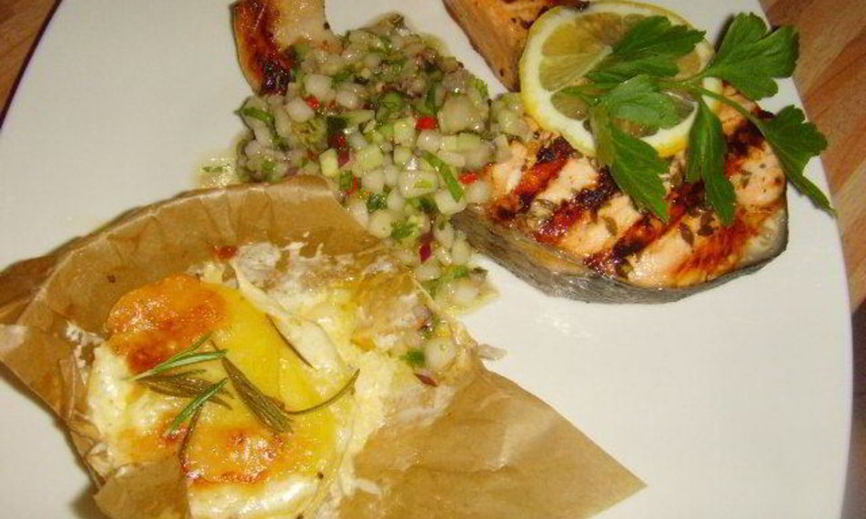 Рецепт стейка из лосося с грушевой сальсой и картофельным гратеном