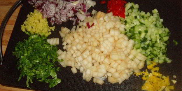 стейк из лосося с грушевой сальсой и картофельным гратеном