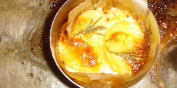 стейк из лосося с грушевой сальсой и картофельным гратеном