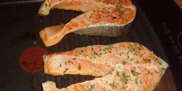 стейк из лосося с грушевой сальсой и картофельным гратеном