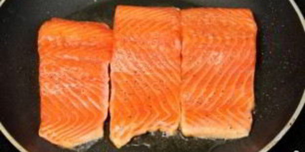 стейк из семги на сковороде