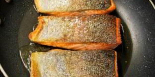 стейк из семги на сковороде