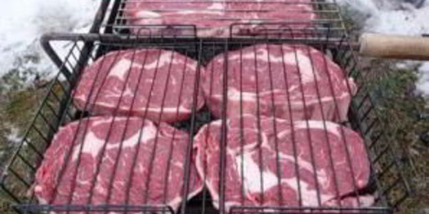 стейк из свинины на гриле