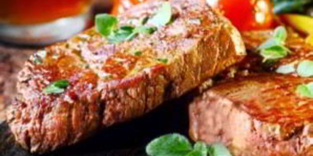 стейк из свинины на гриле