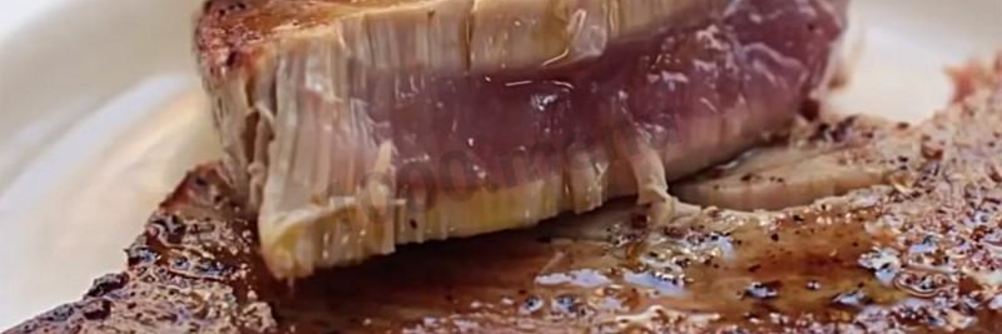 Стейк из тунца на сковороде