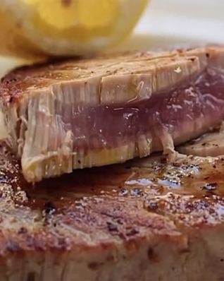 Стейк из тунца на сковороде