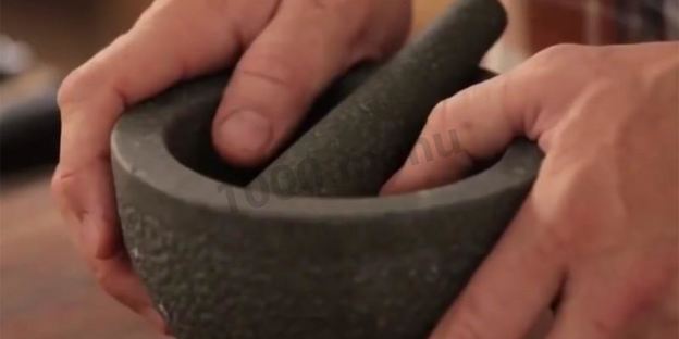 стейк из тунца на сковороде