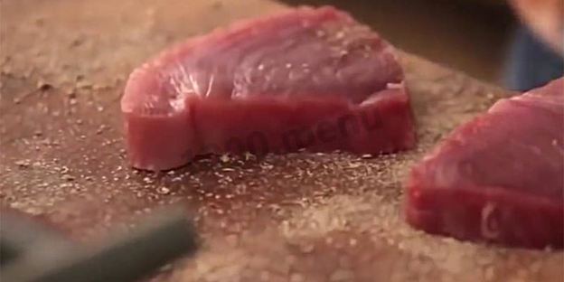 стейк из тунца на сковороде