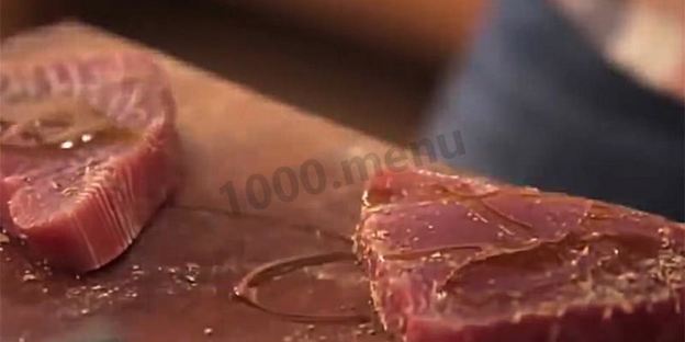 стейк из тунца на сковороде