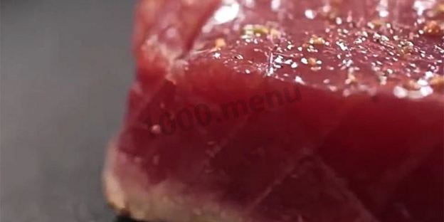 стейк из тунца на сковороде