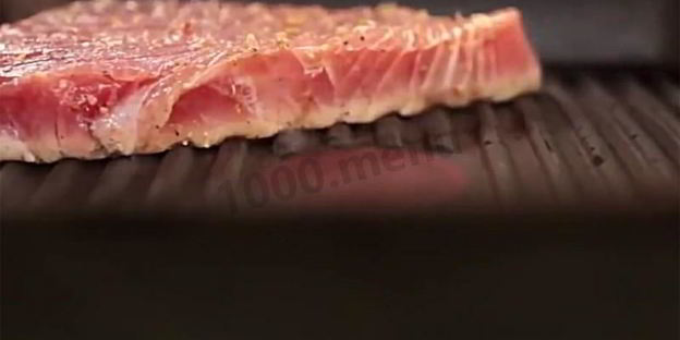 стейк из тунца на сковороде