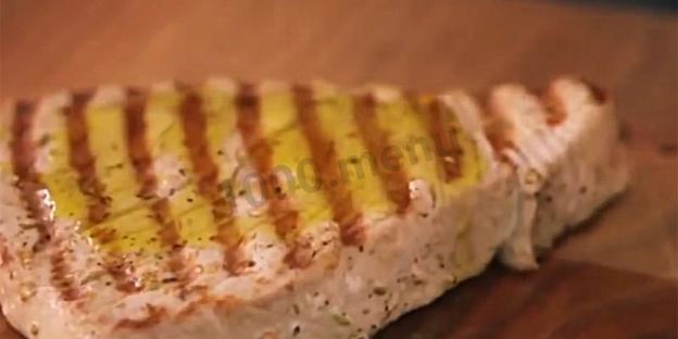 стейк из тунца на сковороде