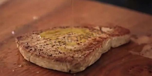 стейк из тунца на сковороде