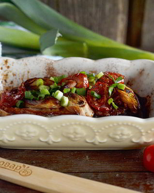 Стейк лосося, запеченный с помидорами черри