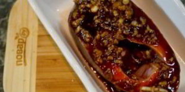 стейк лосося, запеченный с помидорами черри