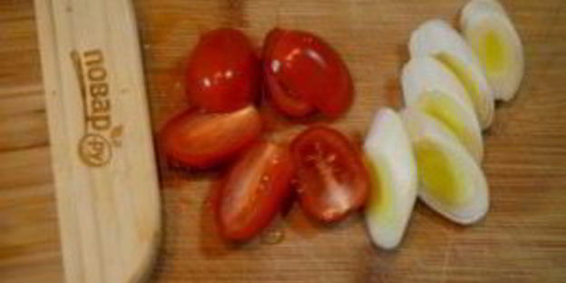 стейк лосося, запеченный с помидорами черри