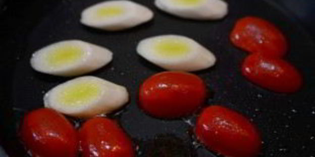 стейк лосося, запеченный с помидорами черри