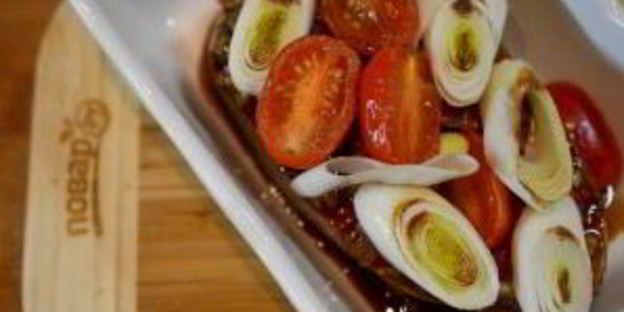 стейк лосося, запеченный с помидорами черри