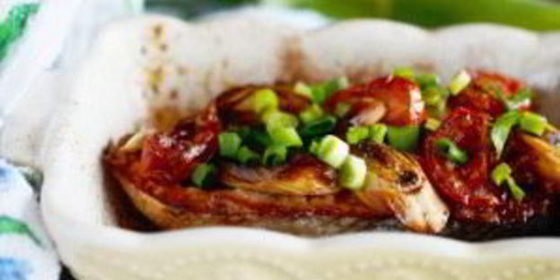 стейк лосося, запеченный с помидорами черри