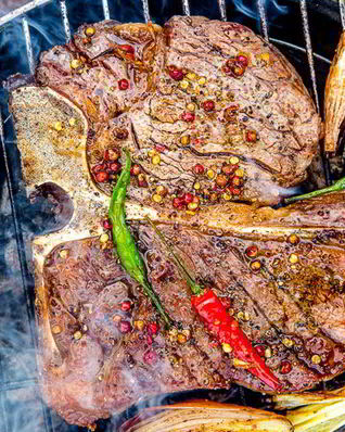 Стейк портерхаус на углях, с перечным соусом