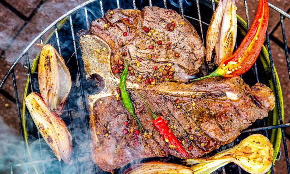 Рецепт стейка портерхаус на углях, с перечным соусом