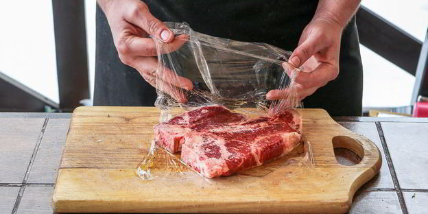 стейк портерхаус на углях, с перечным соусом