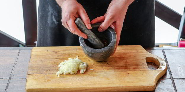 стейк портерхаус на углях, с перечным соусом