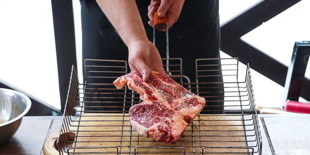 стейк портерхаус на углях, с перечным соусом