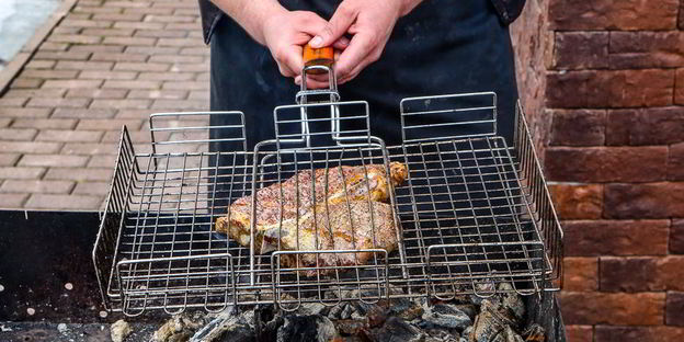 стейк портерхаус на углях, с перечным соусом