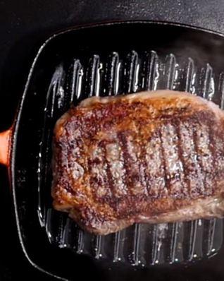 Стейк рибай на сковороде