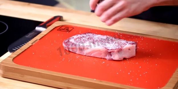 стейк рибай на сковороде