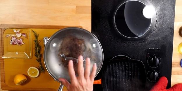 стейк рибай на сковороде