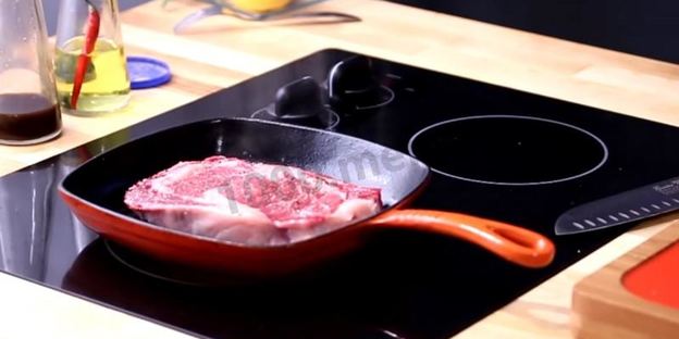 стейк рибай на сковороде