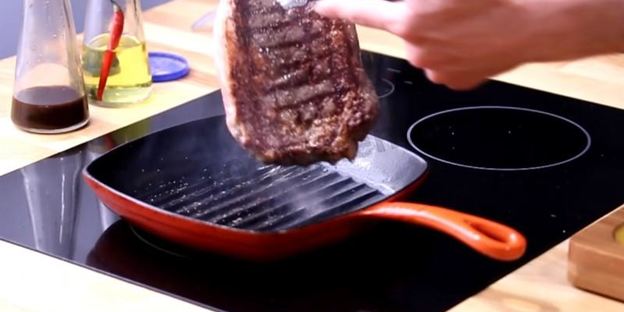 стейк рибай на сковороде