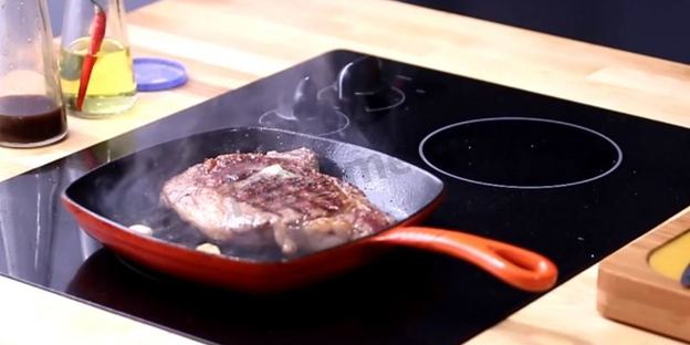 стейк рибай на сковороде