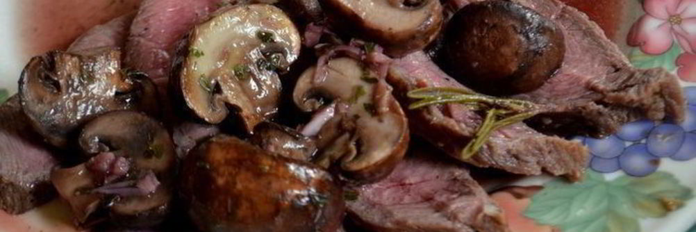 Стейк с грибами и красным винным соусом