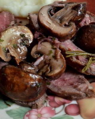 Стейк с грибами и красным винным соусом