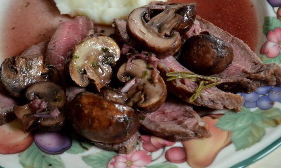 Рецепт стейка с грибами и красным винным соусом