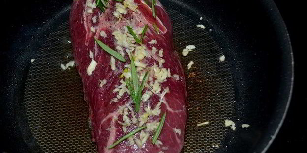 стейк с грибами и красным винным соусом