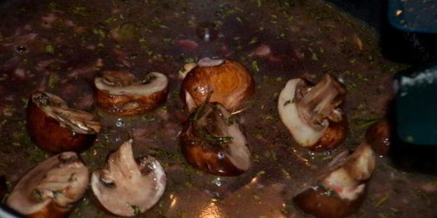 стейк с грибами и красным винным соусом