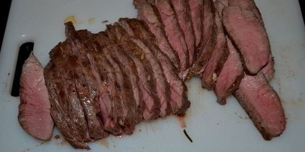 стейк с грибами и красным винным соусом