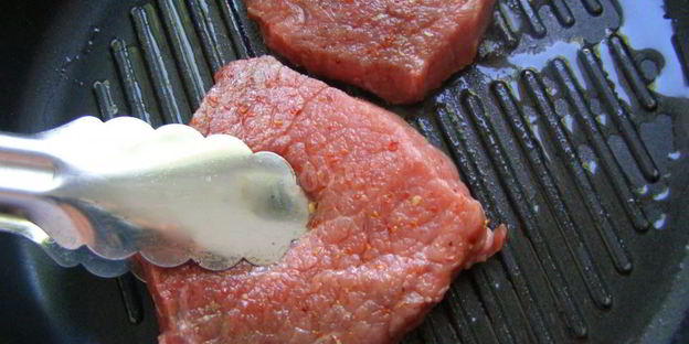 стейк с кровью из говядины